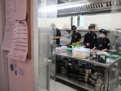 Jóvenes en vulnerabilidad social desarrollando aprendizaje en cocina y sala en el centro  Espacio Abierto en La Quinta de los Molinos.