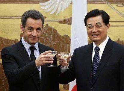 Sarkozy y Jintao brindan para celebrar los acuerdos obtenidos.