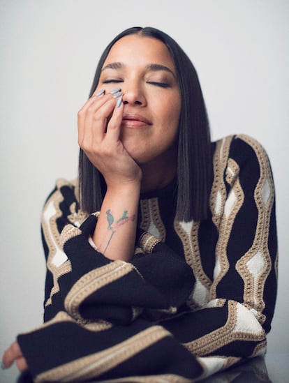 Mela Pabón lleva jersey Desertic con
manga trompeta de CHLOÉ.