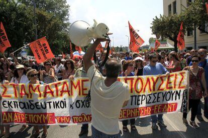 'Paremos los despidos' dice esta pancarta en la manifestación de Salónica.