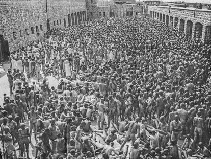 Desinfecci&oacute; general a Mauthausen, el 21 de juny de 1941: 5.000 presos van passar el dia, nus, al pati. 