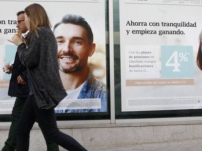 La sucursal de un banco en Madrid, con anuncios de planes de pensiones.