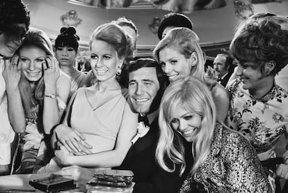 George Lazenby metido en el papel de James Bond y rodeado de mujeres durante una escena de 'Al servicio secreto de su Majestad'.