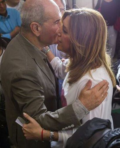 Manuel Chaves felicita a Susana Díaz.