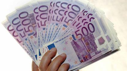 Billetes falsos de 500 euros mostrados en Viena. 