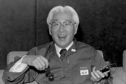 Akio Morita, con un Sony Walkman, en 1992.