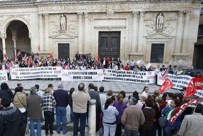 Los trabajadores de las empresas concesionarias de Jerez protestan, ayer, por el retraso en el pago de sus salarios.