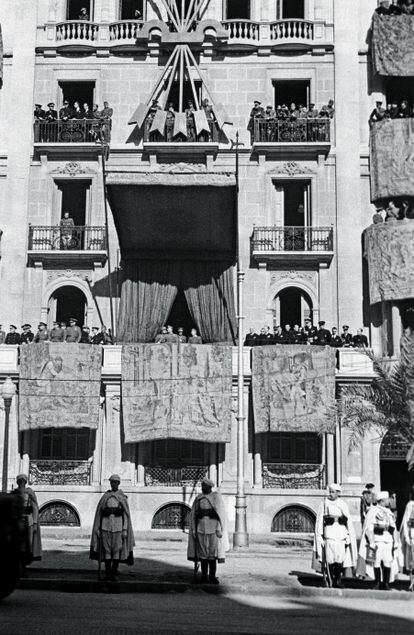 L'Exèrcit nacional desfila a Barcelona després de la victòria de Catalunya el fenbrer del 1939. Franco presideix l'acte a la tribuna amb Fidel Dávila i el general Gambara, cap dels CTV italians. FOTO: Arxiu José F. Demaría “Campúa”