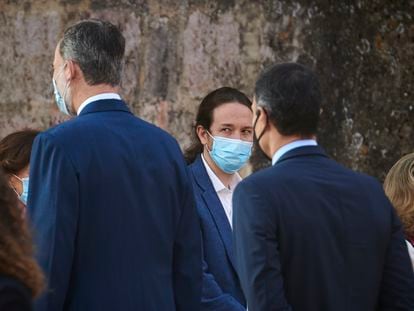Pablo Iglesias observa al Rey a su llegada a la Conferencia de Presidentes autonómicos, el pasado viernes en San Millán de la Cogolla (La Rioja).