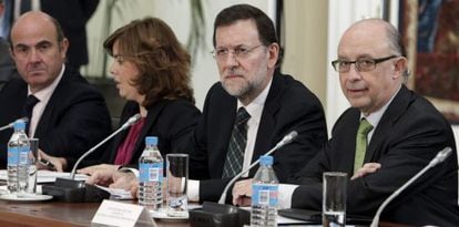 El presidente del Gobierno, Mariano Rajoy (segundo por la derecha); el ministro de Hacienda, Cristóbal Montoro (derecha); el ministro de Economía, Luis de Guindos (izquierda), y la vicepresidenta Soraya Sáenz de Santamaría (segunda por la izquierda)