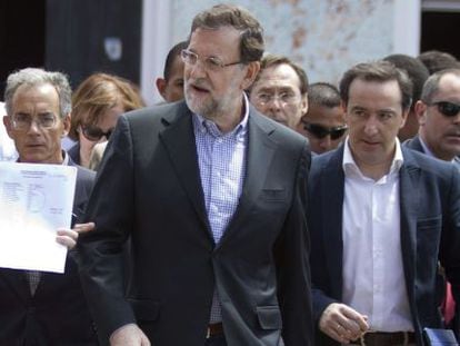 El presidente del gobierno espa&ntilde;ol, Mariano Rajoy (c), a su llegada al Centro de Formaci&oacute;n y Escuela Taller de la Cooperaci&oacute;n Espa&ntilde;ola en Antigua Guatemala.