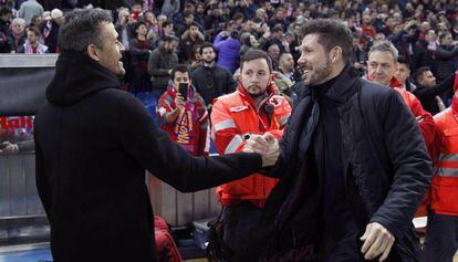 Simeone (d) saluda a Luis Enrique en el duelo de ida de las semifinales de Copa del Rey.