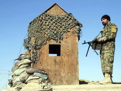 Un soldado afgano hace guardia en un punto de control en Herat (Afganistán).