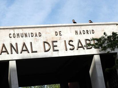 Entrada de la sede del Canal de Isabel II en Madrid.