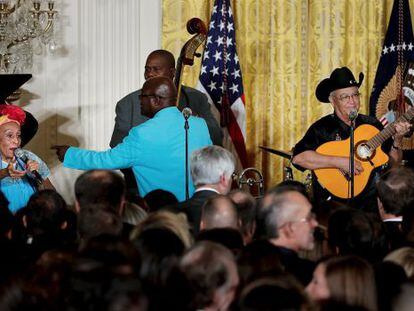 La orquesta Buena Vista Social Club actúa en la Casa Blanca