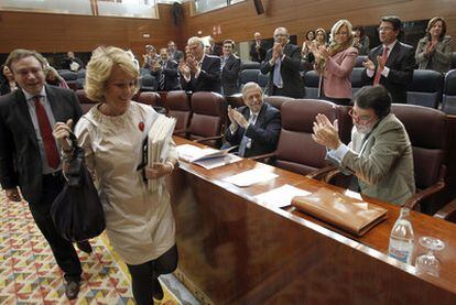 Esperanza Aguirre, en la Asamblea de Madrid, tras su intervención de cáncer de mama.