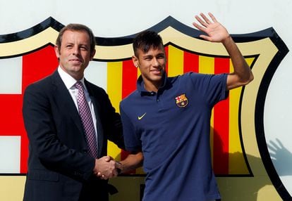Rosell y Neymar, en 2013, cuando el jugador brasileño fue presentado a la sociedad.