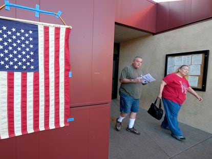 Votantes salen un centro en Rosemead, California, tras depositar su voto en las primarias demócratas.