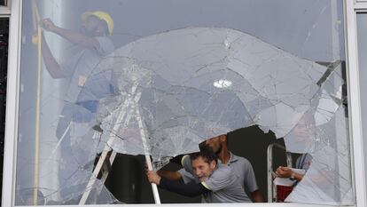 Un trabajador reemplaza los vidrios destrozados en el Palacio de Planalto en Brasilia, después de que los bolsonaristas radicales invadieran los edificios gubernamentales el pasado 8 de enero.