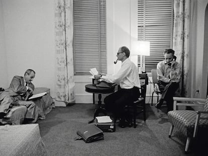 Robert Whitehead, Arthur Miller y Elia Kazan en la habitación 614 del Chelsea Hotel, trabajando en la obra 'Después de la caída'