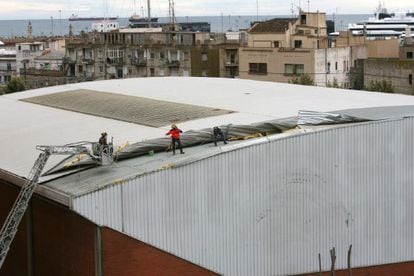 Bomberos aseguran la cubierta del Pabell&oacute;n del Serrallo de Tarragona. 