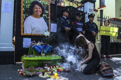 Manifestantes en la embajada de Honduras en México por el asesinato de Berta Cáceres.