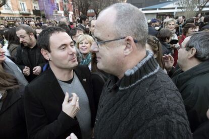 El presidente de Sortu, Hasier Arraiz (i), junto al dirigente del PNV Joseba Eguibar al inicio de la marcha silenciosa convocada en Bilbao por el PNV, los partidos de la izquierda abertzale y los sindicatos ELA y LAB.