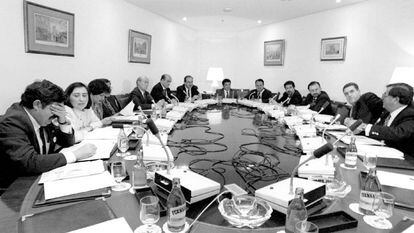 Reunión de la comisión sobre los fondos de la Dirección General de la Guardia Civil en 1994.