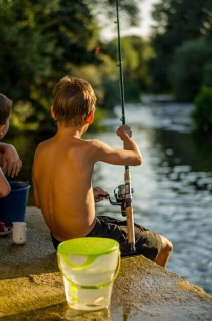 Un niño pescando en una de las riberas extremeñas.