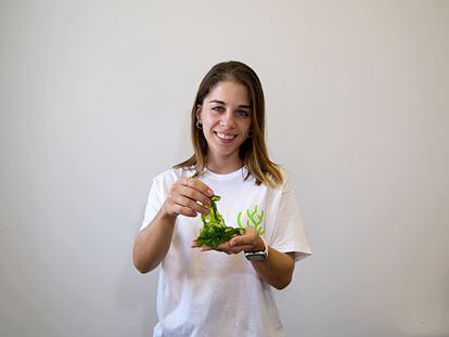 Silvia Antón, bióloga de la empresa Mediterranean Algae, sostiene lechuga de mar.