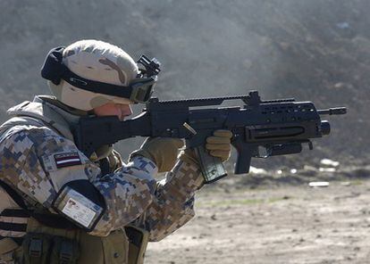 Soldado letón dispara un fusil de asalto Hk