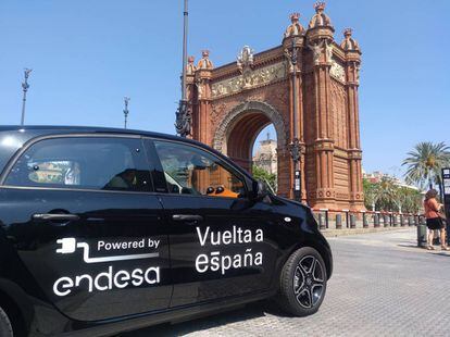 El Smart ForFour descansa tras una intensa etapa urbana frente al Arc de Triomf que sirve de entrada al Parc de la Ciutadella.