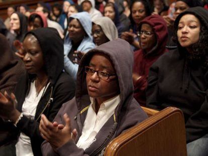 Asistentes a una ceremonia en Nueva York llevan capuchas como el asesinado Trayvon Martin.