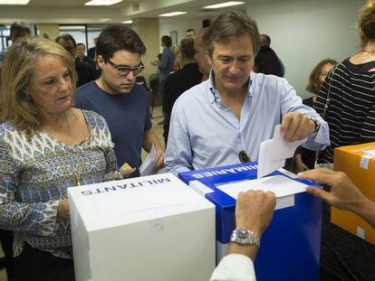 Josep Pujol votant a les prim&agrave;ries de CDC amb Helena Rakosnik al costat. 