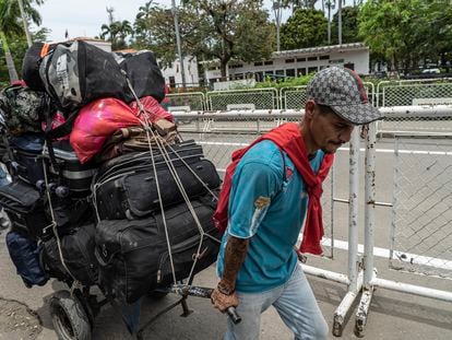Orlando Velázquez trabaja llevando equipaje en el puente Simón Bolívar, en la frontera de Colombia y Venezuela, el 25 de septiembre.