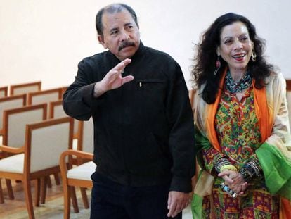 Daniel Ortega y Rosario Murillo saludan a los periodistas.