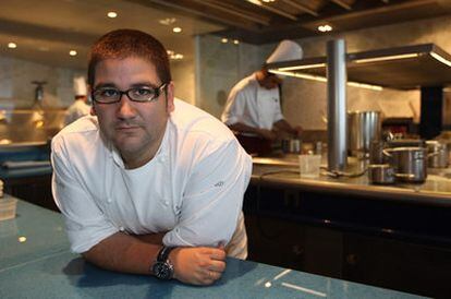 El conciero Dani García en la cocina de su restaurante Calima, en Marbella.