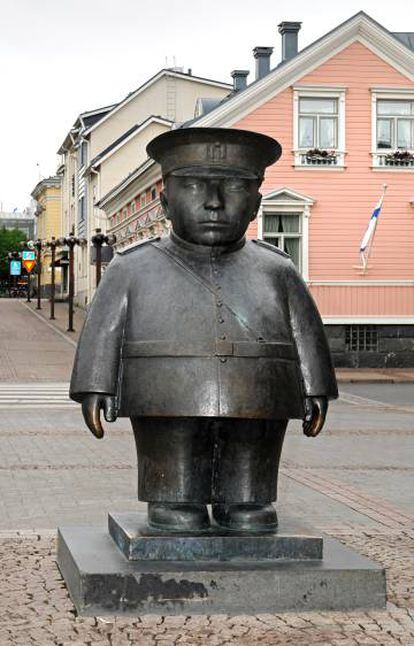 Estatua del policía Bobby en la plaza del mercado de Oulu.