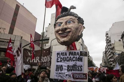 Marcha de docentes argentinos frente al Ministerio de Educación, el 4 de abril de 2016