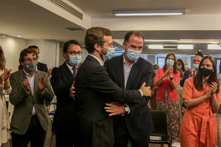 Pablo Casado saluda al candidato del PP a lehendakari, Carlos Iturgaiz, este miércoles en la reunión del Comité Ejecutivo Nacional del partido.