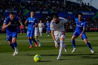 Karim Benzema, surrounded by Getafe players, this Sunday.