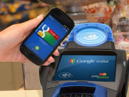Un consumidor paga a trav&eacute;s de Google Wallet