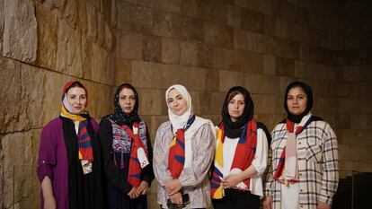 De izquierda a derecha, Gulalai Hotak, Safia Jan Mohamed, Friba Quraishi, Nazima Nezrabi y Helena Hofiany, juezas afganas exiliadas en España, fotografiadas en Madrid.