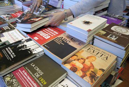 Mesa de novedades de una librer&iacute;a en Buenos Aires.