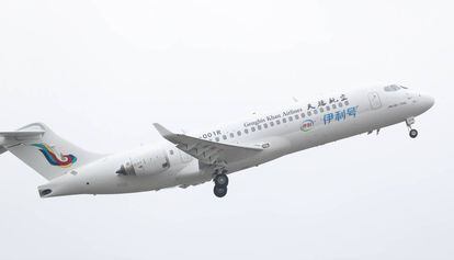 Un avión ARJ21, del fabricante chino Comac, despega en el aeropuerto de Shanghái.