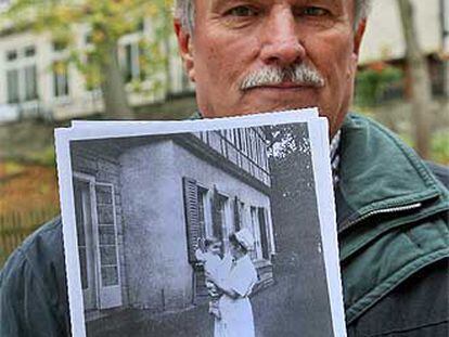 Hans Ullrich Wesch muestra su foto de niño ario seleccionado en 1943.