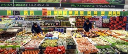 Reponedores en un supermercado Lidl de Madrid