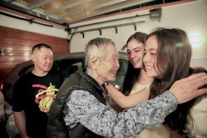 Alberto Fujimori greets family, on December 6 in Lima (Peru)