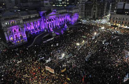 Miles de personas se concentran frente al Congreso en Buenos Aires.