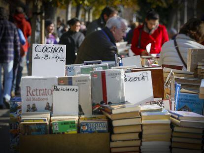 La cuesta de Moyano en Madrid llena de libros de ocasión.